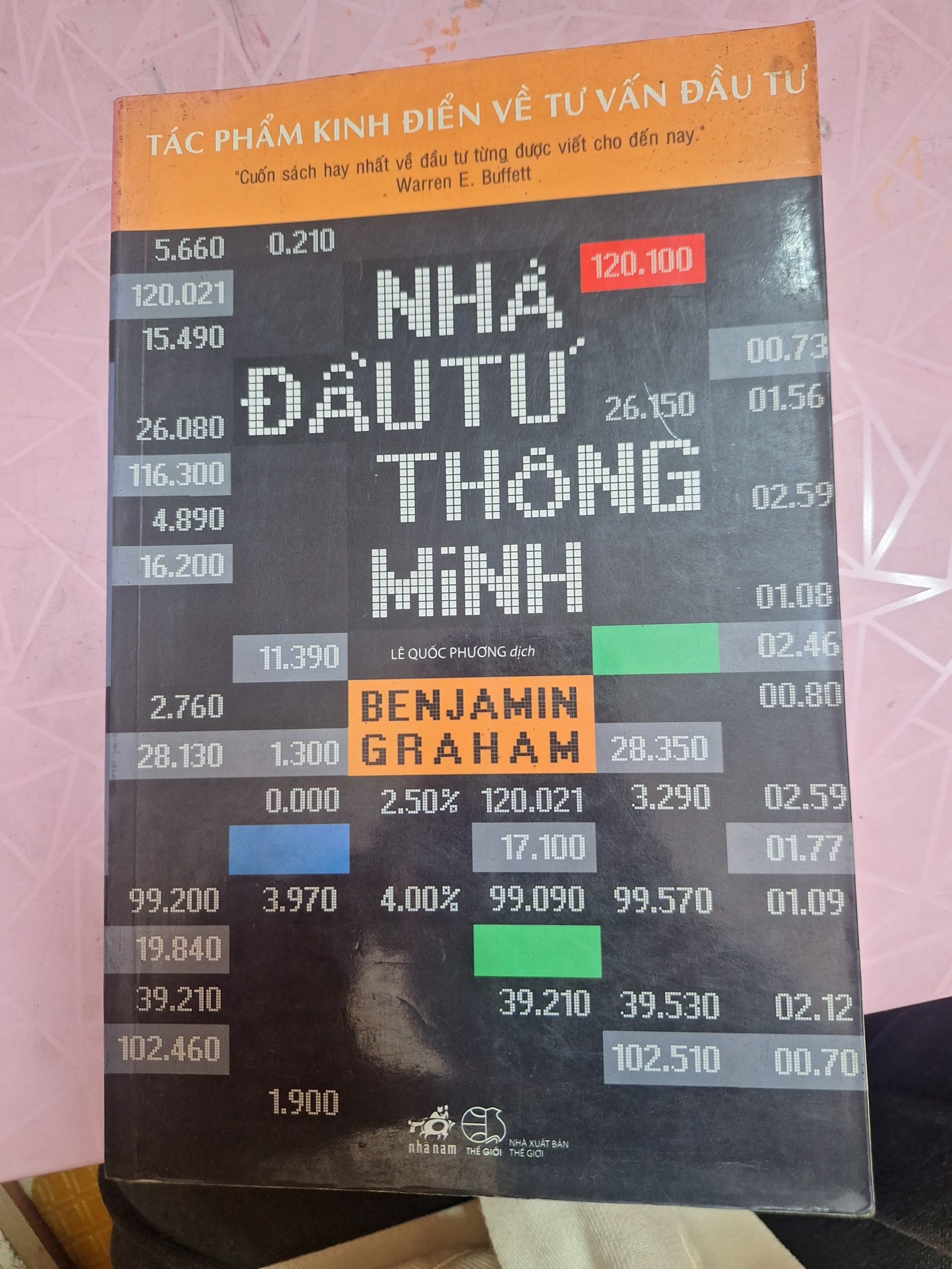 “Nhà Đầu Tư Thông Minh” (The Intelligent Investor) của Benjamin Graham “Nhà Đầu Tư Thông Minh” (The Intelligent Investor) của Benjamin Graham