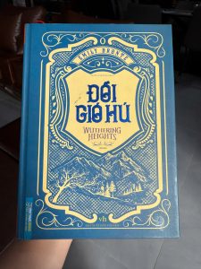 đồi gió hú emily bronte

wuthering heights sách

sách đồi gió hú tiếng việt

tiểu thuyết kinh điển thế giới

sách văn học anh kinh điển