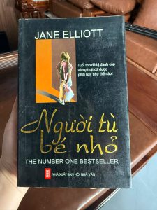 người tù bé nhỏ, jane elliott, the little prisoner, sách hồi ký hay, sách tâm lý có thật, sách bestseller, sách nxb hội nhà văn, sách hay nên đọc