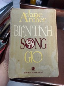 Biển tình sóng gió của Jane Archer là một tiểu thuyết tình cảm kinh điển, xoay quanh những mối quan hệ đầy cảm xúc, thử thách và biến động trong tình yêu. Với lối viết nhẹ nhàng nhưng sâu sắc, tác phẩm dẫn dắt người đọc qua những cung bậc yêu – hận – hy sinh, nơi tình cảm con người luôn bị thử thách bởi hoàn cảnh và số phận.