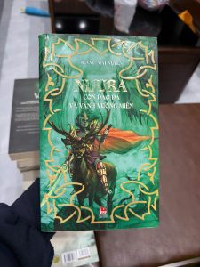nitura con dao đá và vành vương miện, jenny mai nuyen, sách fantasy, tiểu thuyết giả tưởng, sách kim đồng, truyện phiêu lưu kỳ ảo, sách hay cho tuổi teen