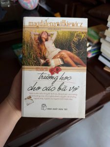 trường học cho các bà vợ, tiểu thuyết tình yêu, sách phụ nữ hiện đại, sách nữ quyền nhẹ nhàng, truyện tình cảm châu Âu