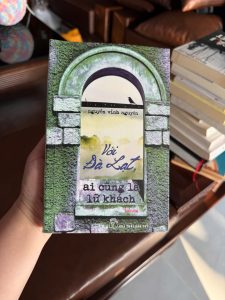 sách về Đà Lạt, Với Đà Lạt ai cũng là lữ khách, Nguyễn Vĩnh Nguyên, sách tản văn Đà Lạt, sách du lịch Đà Lạt, sách nhẹ nhàng chữa lành