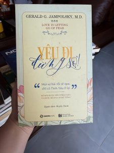 yêu đi đừng sợ, love is letting go of fear, sách chữa lành, sách tâm lý tích cực, buông bỏ nỗi sợ, sách phát triển bản thân