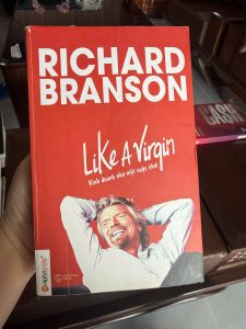 nhà sáng lập tập đoàn Virgin, chia sẻ góc nhìn độc đáo về kinh doanh: làm việc như đang chơi một cuộc chơi thú vị.