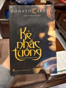 kẻ nhắc tuồng, donato carrisi, sách trinh thám hay, tiểu thuyết tâm lý tội phạm, sách thriller, sách suy luận hấp dẫn