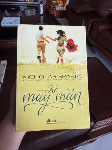 kẻ may mắn nicholas sparks, the lucky one, sách tình cảm hay, tiểu thuyết ngôn tình mỹ, sách tình yêu cảm động, sách nicholas sparks
