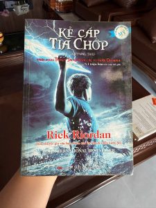 Kẻ cắp tia chớp, Percy Jackson tập 1, Rick Riordan, truyện giả tưởng, tiểu thuyết thiếu nhi, sách fantasy hay, sách thần thoại Hy Lạp