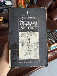 Sous les vents de Neptune, Fred Vargas, sách trinh thám Pháp, sách tiếng Pháp, sách ngoại văn hiếm, tiểu thuyết trinh thám châu Âu