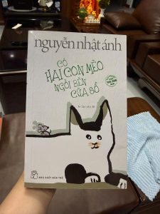 có hai con mèo ngồi bên cửa sổ, nguyễn nhật ánh, sách nguyễn nhật ánh hay, truyện nhẹ nhàng chữa lành, sách tuổi thơ việt nam