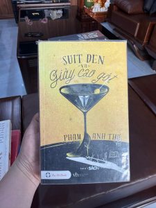 suit đen và giày cao gót, phạm anh thư, sách tản văn hay, sách tình cảm việt nam, sách cho phụ nữ hiện đại, sách chữa lành tình yêu