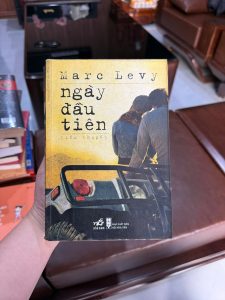 ngày đầu tiên marc levy, sách marc levy, tiểu thuyết marc levy, sách nhã nam, truyện tình cảm pha khoa học, sách văn học dịch hay, sách marc levy cũ giá tốt