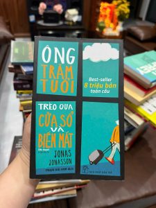 ông trăm tuổi trèo qua cửa sổ và biến mất, sách hài hước hay, tiểu thuyết nước ngoài nổi tiếng, sách văn học hay nên đọc, sách best seller thế giới, sách giải trí nhẹ nhàng, sách hài hước châm biếm, sách phiêu lưu thú vị, sách hay bán chạy, sách đọc thư giãn, sách Jonas Jonasson, sách văn học dịch