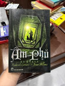 âm phủ tunnels, sách tunnels tiếng việt, truyện phiêu lưu kỳ ảo hay, sách fantasy thiếu niên, tunnels roderick gordon, sách bán chạy new york times