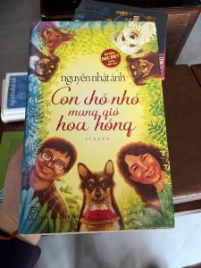con chó nhỏ mang giỏ hoa hồng, nguyễn nhật ánh, sách nguyễn nhật ánh bìa cứng, truyện nhẹ nhàng chữa lành, sách văn học việt nam hay