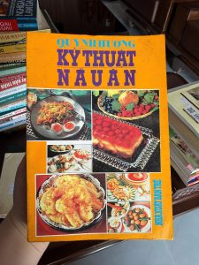 📖 Giới thiệu sách

“Quy Trình Công Nghệ Kỹ Thuật Nấu Ăn” là cuốn sách hướng dẫn nấu ăn theo kiểu bài bản – có quy trình – có kỹ thuật, không chỉ đơn thuần là công thức.

Nội dung sách gồm:

Các phương pháp chế biến món ăn cơ bản đến nâng cao
Quy trình sơ chế – nấu – trình bày món ăn
Kiến thức về công nghệ thực phẩm trong nấu ăn
Phù hợp cho:
Người học nấu ăn chuyên nghiệp
Nội trợ muốn nấu bài bản
Người thích sưu tầm sách nấu ăn xưa

👉 Điểm hay: kiểu sách này thường dạy gốc nghề, không phải kiểu “nấu nhanh 5 phút”.