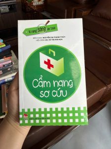 cẩm nang sơ cứu, sách sơ cứu cơ bản, kỹ năng sống an toàn, sách kỹ năng sinh tồn, sách sơ cứu tai nạn, sách dạy kỹ năng cho trẻ em, sách kim đồng kỹ năng sống