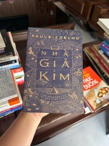 nhà giả kim, paulo coelho, the alchemist, sách bán chạy nhất, tiểu thuyết truyền cảm hứng, sách văn học kinh điển, sách phát triển bản thân hay, sách nên đọc một lần trong đời