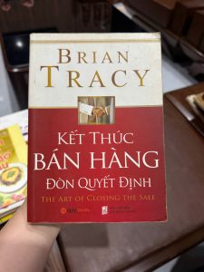Bạn biết rồi đó…
👉 Biết bán hàng chưa đủ, chốt được đơn mới là tiền về túi.

Cuốn “Kết Thúc Bán Hàng – Đòn Quyết Định” của Brian Tracy là một trong những quyển kinh điển về kỹ năng chốt sale, dành cho bất kỳ ai đang kinh doanh, bán hàng, làm sales hoặc muốn cải thiện thu nhập.