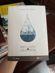 Khóc giữa Sài Gòn
Nguyễn Ngọc Thạch
sách tản văn Sài Gòn
sách văn học Việt Nam
sách hay về Sài Gòn