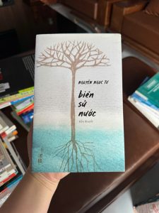 biển sử nước, Nguyễn Ngọc Tư, sách Nguyễn Ngọc Tư, tiểu thuyết Việt Nam hay, văn học đương đại Việt Nam, sách hay nên đọc, sách văn học sâu sắc, sách về con người và ký ức