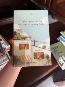 ngày người thương một người thương khác, sách tản văn tình yêu, sách chữa lành cảm xúc, sách tình cảm nhẹ nhàng, sách đọc thư giãn, sách văn học việt nam hiện đại, sách hay về tình yêu, sách cho người thất tình