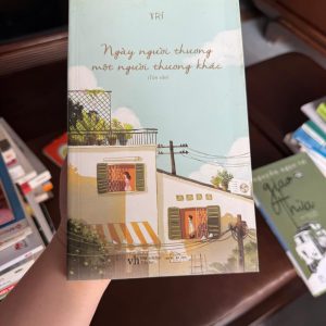 ngày người thương một người thương khác, sách tản văn tình yêu, sách chữa lành cảm xúc, sách tình cảm nhẹ nhàng, sách đọc thư giãn, sách văn học việt nam hiện đại, sách hay về tình yêu, sách cho người thất tình