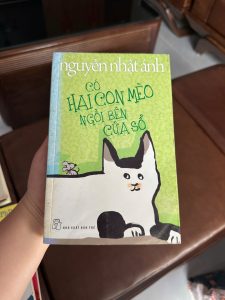 có hai con mèo ngồi bên cửa sổ, nguyễn nhật ánh, truyện nguyễn nhật ánh, sách thiếu nhi việt nam, truyện nhẹ nhàng chữa lành, sách tuổi thơ, sách hay nên đọc, sách văn học việt nam, sách cũ giá rẻ