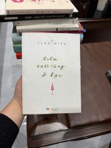 điều cuối cùng ở lại lynh miêu, sách lynh miêu, tản văn tình yêu, sách chữa lành, sách cho người thất tình, sách nhẹ nhàng dễ đọc, sách văn học việt nam