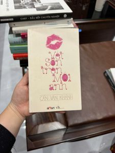 vết son trên môi anh, cấn văn khánh, sách tản văn tình yêu, sách ngôn tình việt, sách chữa lành, sách đọc khi buồn, sách cảm xúc nhẹ nhàng