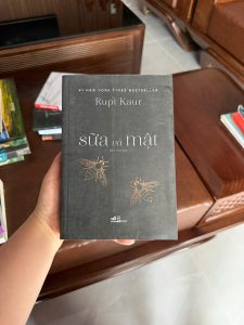 sữa và mật, rupi kaur, milk and honey tiếng việt, thơ rupi kaur, sách chữa lành, sách về phụ nữ, sách tâm lý tình cảm, sách bestseller new york times, sách văn học nước ngoài