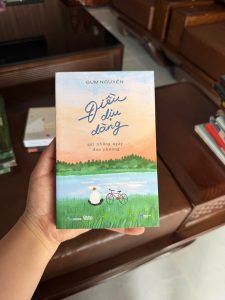 điều dịu dàng gửi những ngày đơn phương, gum nguyễn, sách gum nguyễn, sách chữa lành, sách tình cảm giới trẻ, sách tản văn việt nam, sách skybooks, sách dành cho người cô đơn, sách hay về tình yêu đơn phương