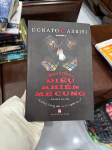 Người điều khiển mê cung, Donato Carrisi, sách trinh thám hay, tiểu thuyết tâm lý tội phạm, sách trinh thám kinh dị, sách suy luận hay, truyện trinh thám nổi tiếng