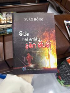 Giữa hai chiều săn đuổi, Xuân Hồng, tiểu thuyết trinh thám Việt Nam, sách tâm lý tội phạm, sách hồi hộp gay cấn, truyện Việt hay