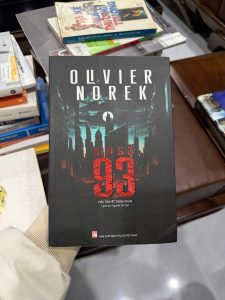 Mã số 93, Olivier Norek, tiểu thuyết trinh thám Pháp, sách trinh thám hay, sách hình sự, sách phá án, sách cảnh sát, thriller châu Âu, sách văn học nước ngoài