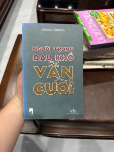 người trong đau khổ vẫn cười, hamlet trương, sách tản văn hay, sách chữa lành tâm hồn, sách truyền cảm hứng, sách văn học việt nam, sách nhẹ nhàng sâu sắc
