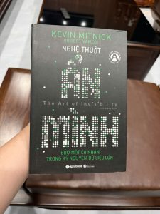 nghệ thuật ẩn mình, kevin mitnick, sách bảo mật cá nhân, an toàn thông tin, bảo mật dữ liệu, sách hacker, bảo mật internet, quyền riêng tư online, sách công nghệ hay