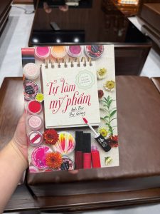 tự làm mỹ phẩm, sách làm mỹ phẩm handmade, diy mỹ phẩm thiên nhiên, cách làm son handmade, làm mỹ phẩm tại nhà, skincare thiên nhiên, công thức mỹ phẩm handmade