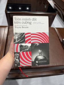 trên mảnh đất kiên cường wayne besant, sách về việt nam qua góc nhìn người nước ngoài, sách truyền cảm hứng cuộc sống, tản văn về con người việt nam, sách hay về nghị lực sống