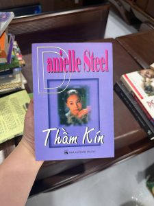 thầm kín danielle steel, tiểu thuyết tình cảm hay, sách ngôn tình phương tây, danielle steel novel, sách tình yêu sâu sắc