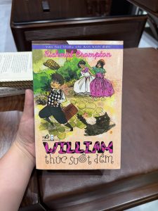 William thức suốt đêm, sách thiếu nhi kinh điển Anh, Richmal Crompton, truyện thiếu nhi hài hước, sách cho trẻ em hay, sách văn học thiếu nhi