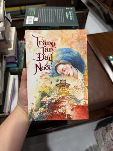 trăng tan đáy nước, sách hoàng yến, truyện ngắn lịch sử việt nam, sách văn học việt nam, sách tình cảm lịch sử, sách hay về tình yêu và lịch sử, sách tản văn cổ phong, sách văn học nhẹ nhàng