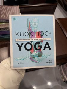 khoa học về yoga, sách yoga giải phẫu, yoga anatomy tiếng Việt, sách học yoga chuẩn, sách yoga cho người mới, sách yoga chuyên sâu, Ann Swanson, DK yoga