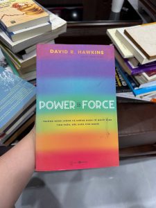 Power vs Force, David R Hawkins, sách năng lượng, sách tâm linh, sách phát triển bản thân, thang đo ý thức Hawkins, sách chữa lành, sách nâng cao nhận thức, sách self-help hay, sách năng lượng tích cực