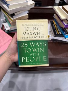 25 Ways to Win with People, John C Maxwell, sách kỹ năng giao tiếp, sách phát triển bản thân, sách lãnh đạo, sách kỹ năng mềm, sách tiếng Anh hay, sách xây dựng mối quan hệ, sách self help