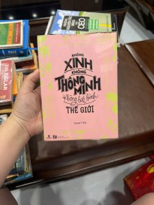 không xinh không thông minh không bất bình thế giới, sách Phan Ý Yên, sách cho con gái, tản văn tình yêu cuộc sống, sách chữa lành tâm hồn, sách dành cho phụ nữ, sách nhẹ nhàng dễ đọc