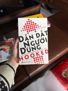dẫn dắt người dùng, hooked nir eyal, sách marketing hành vi, tâm lý khách hàng, cách giữ chân khách hàng, sản phẩm khiến khách hàng quay lại