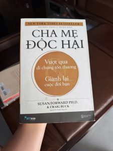 cha mẹ độc hại, sách cha mẹ độc hại, toxic parents book vietnamese, sách tâm lý gia đình, sách chữa lành tâm lý, sách self help hay, sách phát triển bản thân, sách tâm lý học hay, sách Susan Forward, vượt qua tổn thương tâm lý