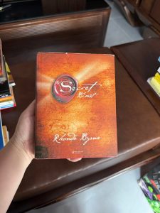 The Secret bí mật, sách luật hấp dẫn, sách phát triển bản thân hay, sách tư duy tích cực, sách thay đổi cuộc đời, Rhonda Byrne, sách self help nổi tiếng