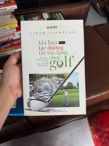⛳ “Khi Bạn Tắc Đường Thì Tôi Đang Chơi Golf” là cuốn sách độc đáo về kinh doanh theo mạng (networking) và cách xây dựng cuộc sống tự do tài chính.

📌 Tựa đề gây tò mò nhưng nội dung lại cực kỳ thực tế:
👉 Làm sao để vừa thành công trong công việc
👉 Vừa có thời gian tận hưởng cuộc sống